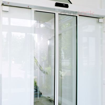 Автоматическая раздвижная двухстворчатая дверь GEZE ECdrive для ширины прохода до 1570 мм, с дисплейным программатором, без радаров, без створок